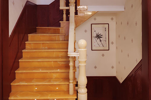 安吉中式别墅室内汉白玉石楼梯的定制安装装饰效果
