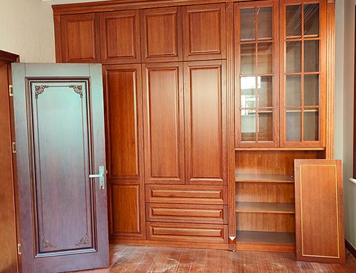 安吉中式家庭装修里定制的实木衣柜效果图